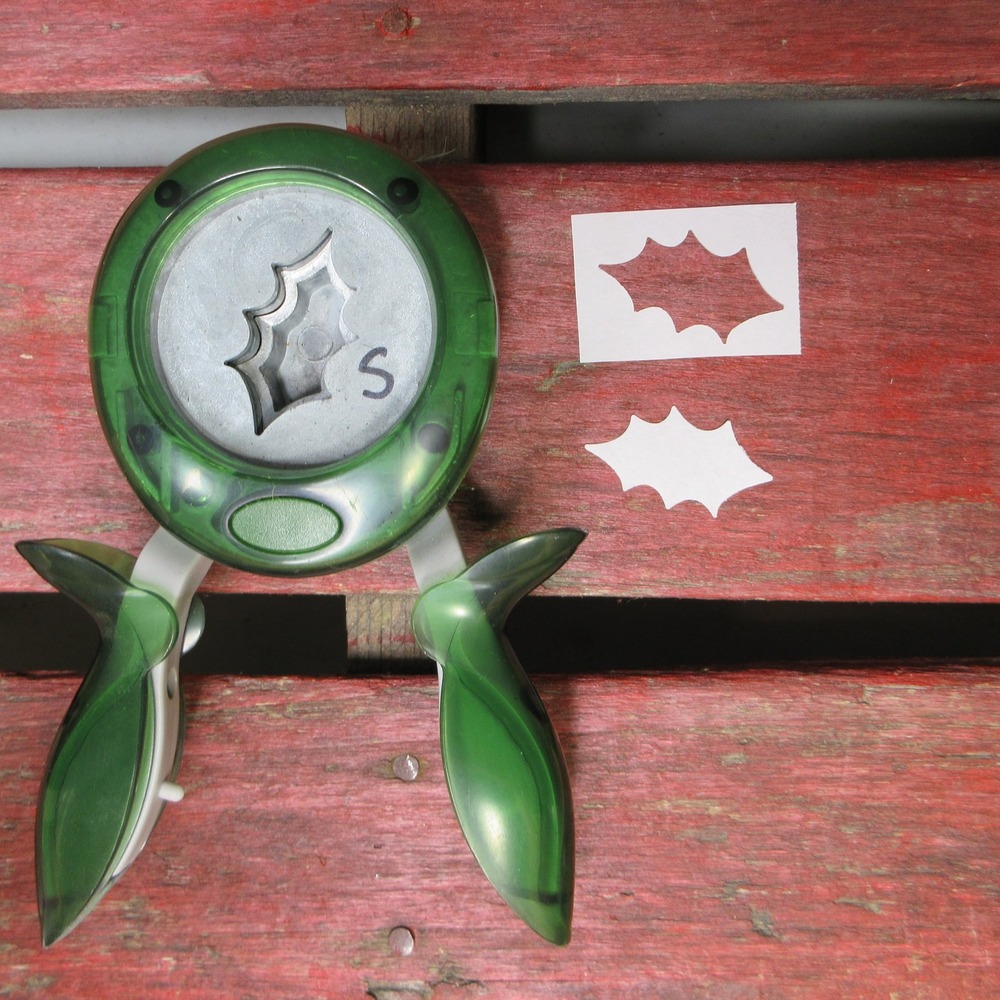 Fiskars Holly Leaf Paper Punch Squeeze Handle Craft Scrapbooking Christmas Card